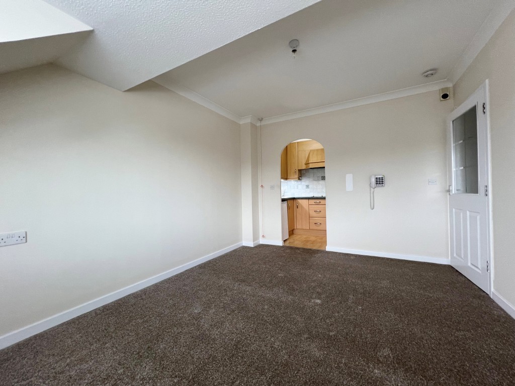 Lot: 118 - RETIREMENT FLAT - open plan living room
